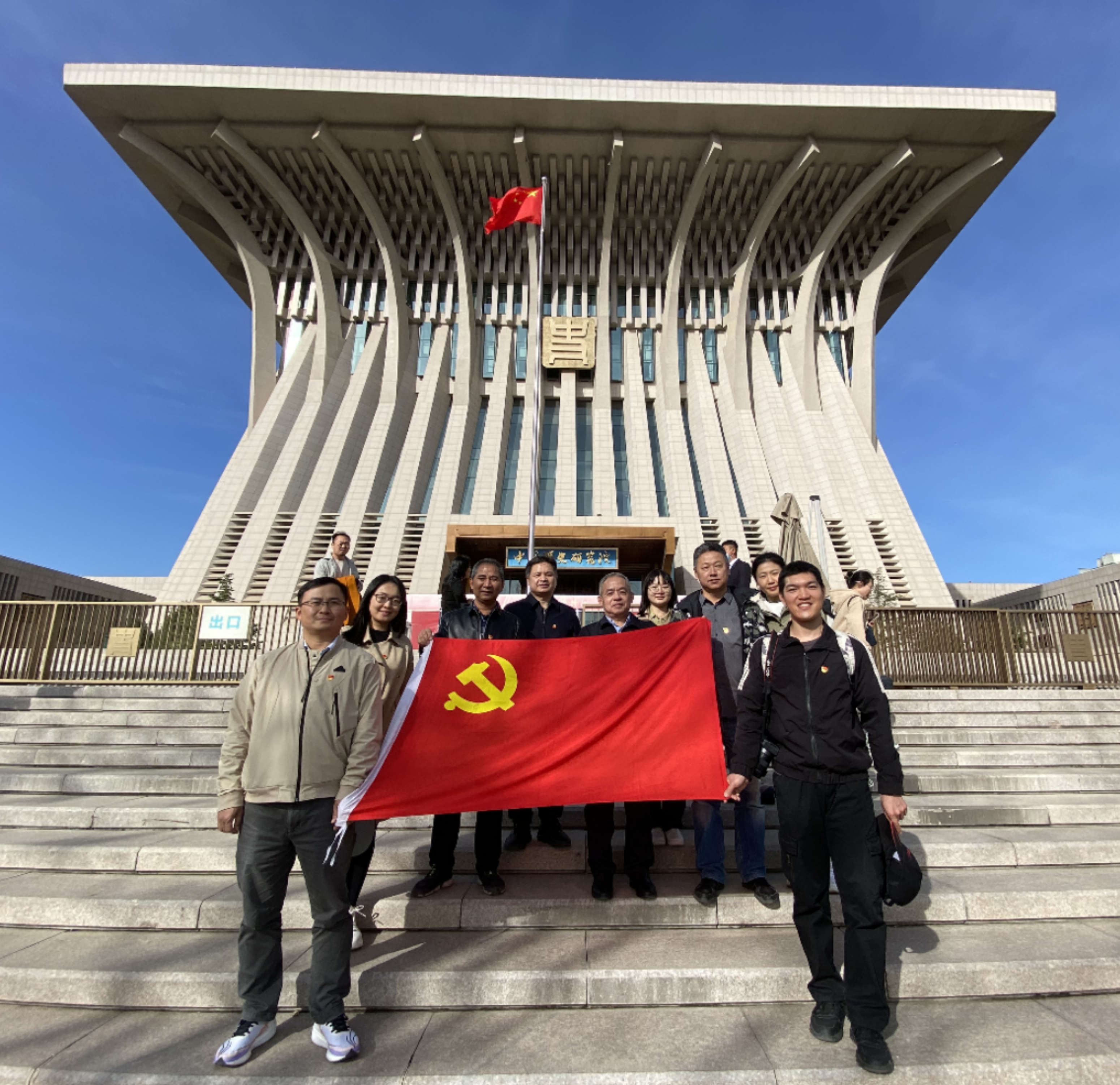 以史為鑒強(qiáng)黨性，領(lǐng)悟初心共前行