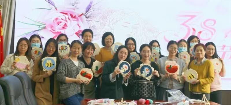 穿梭于方寸之間，感受傳統(tǒng)與現(xiàn)代的交融 ——農(nóng)墾中心舉辦“巧手展風采，綻放‘她力量’”活動慶祝“三八”婦女節(jié)